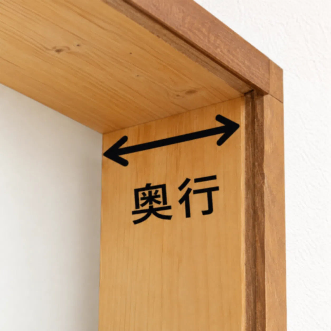 窓枠の奥行きをメジャーで測る様子